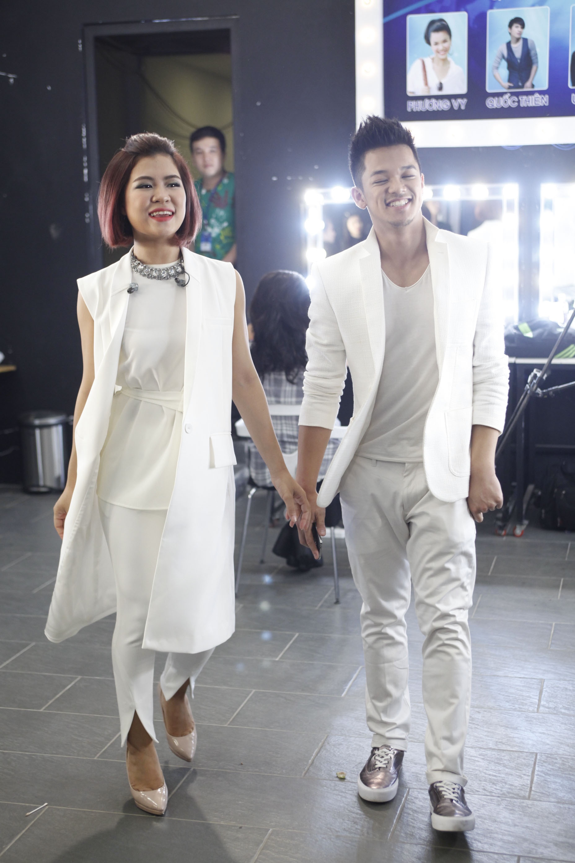 Hai thí sinh vui vẻ di chuyển lên sân khấu để chuẩn bị cho các phần tranh tài căng thẳng. Nếu Trọng Hiếu sở hữu lượng fan đông đảo, đồng thời luôn chia sẻ vị trí dẫn đầu với Bích Ngọc thì Hà Nhi lại thường xuyên lọt nhóm “cầm đèn đỏ” dù sở hữu cá tính nghệ sĩ nổi trội.