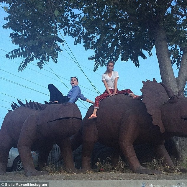 Cặp đôi cùng đăng ảnh đi chơi tình cảm.