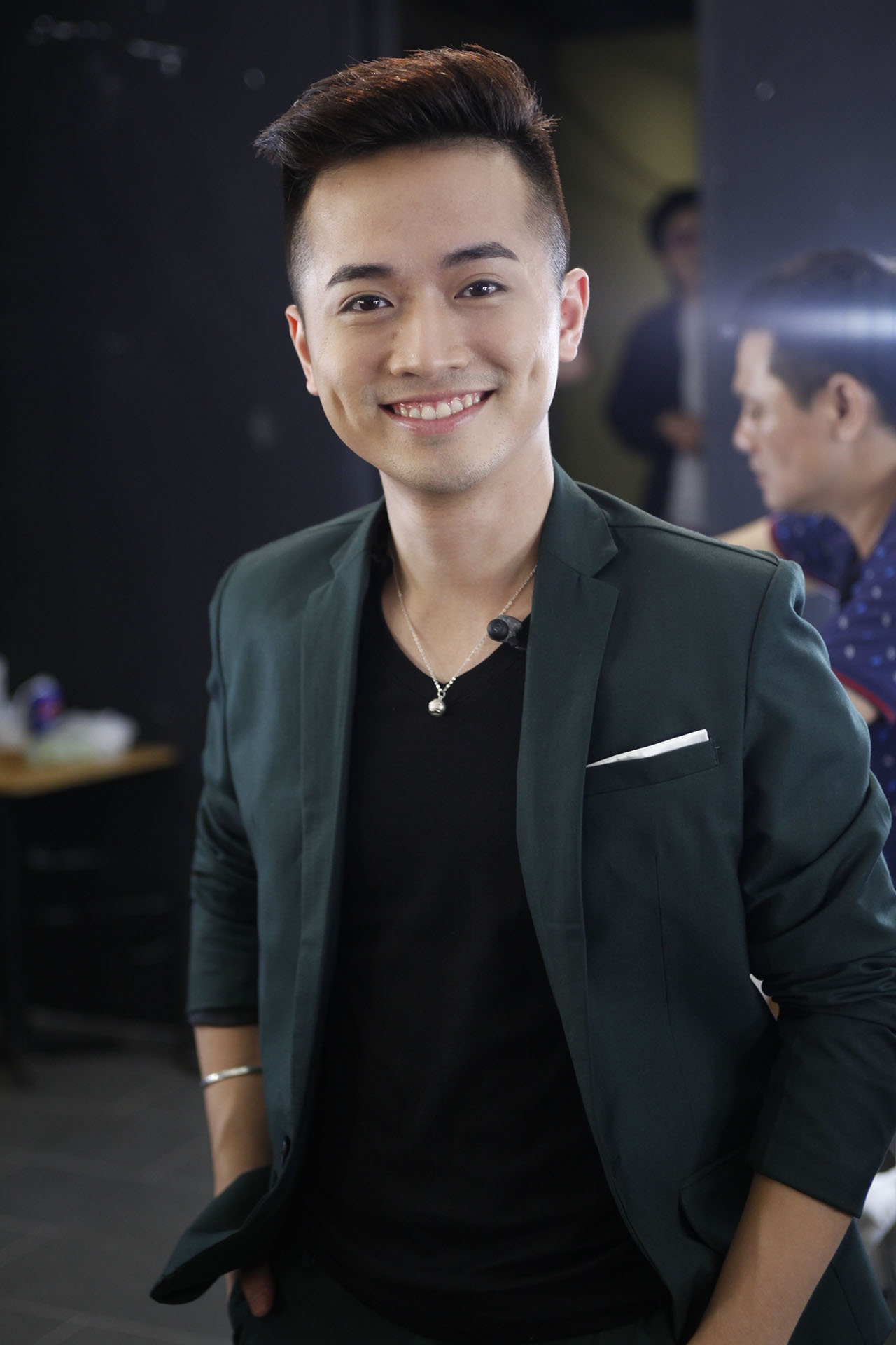 Minh Quân khoe nụ cười tỏa nắng. Ở cuộc thi năm, tuy không được ban giám khảo lẫn khán giả đánh giá cao bằng các thí sinh khác, nhưng thầy giáo trẻ luôn nỗ lực thay đổi bản thân sau mỗi vòng thi. Điều đó giúp anh liên tiếp vượt qua nhiều đối thủ nặng ký.