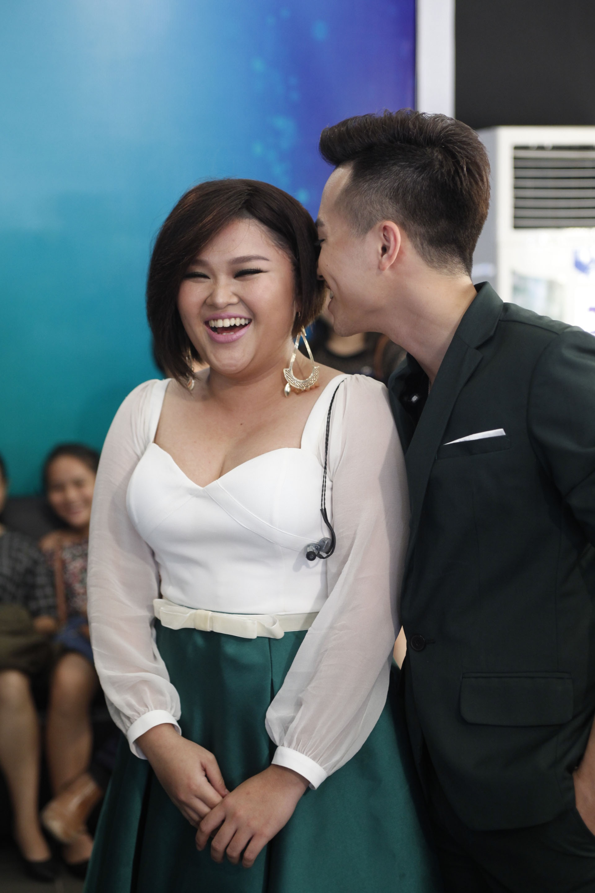 Nam thí sinh gốc Hà thành tạo dáng nhắng nhít cùng cô gái mũm mĩm Bích Ngọc.