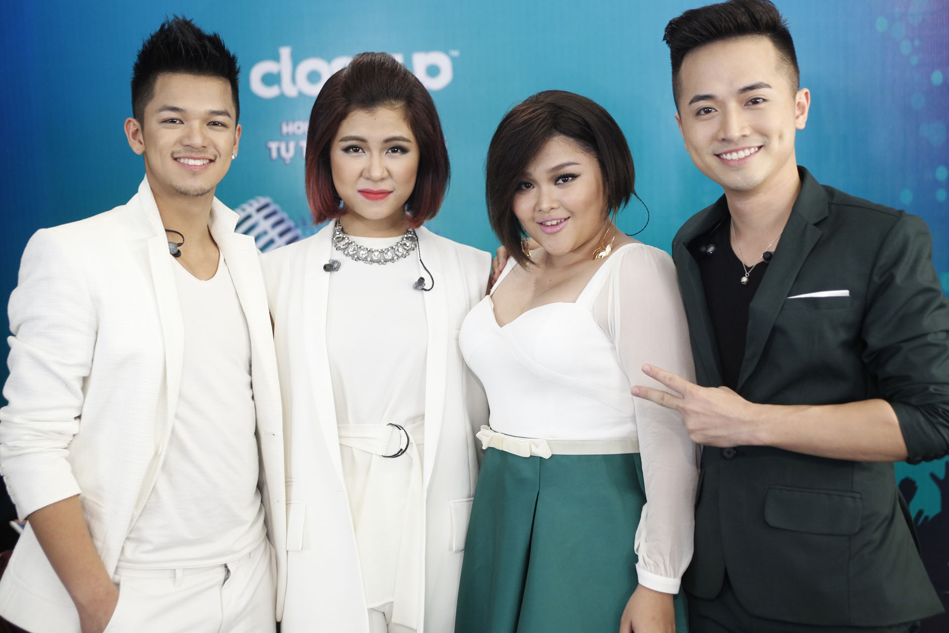 Top 4 Thần tượng âm nhạc Việt Nam mùa 6 hào hứng chụp ảnh lưu niệm trước giờ G.