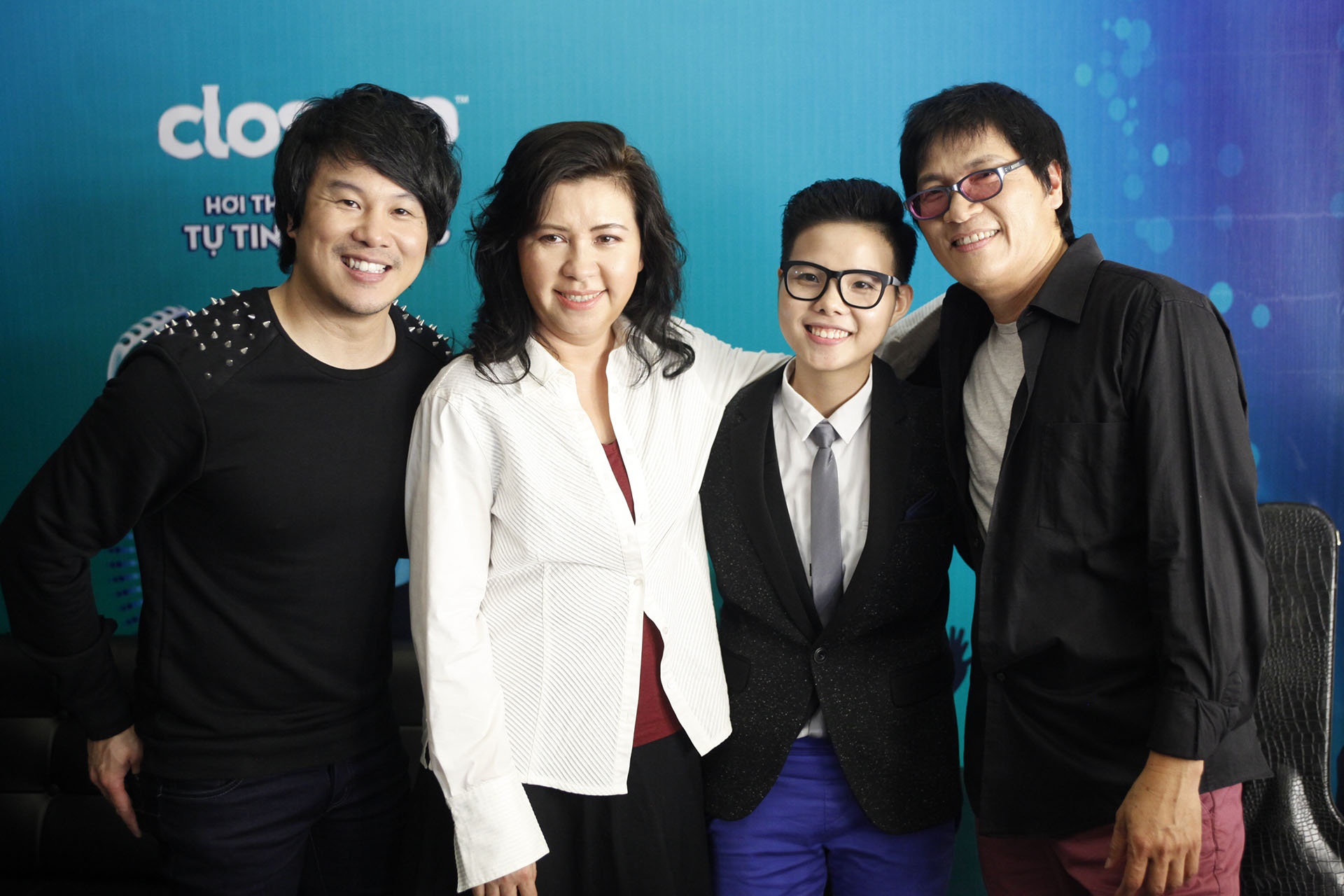 Hai nam giám khảo tranh thủ chụp ảnh lưu niệm cùng ca sĩ Phương Thảo và Vũ Cát Tường.