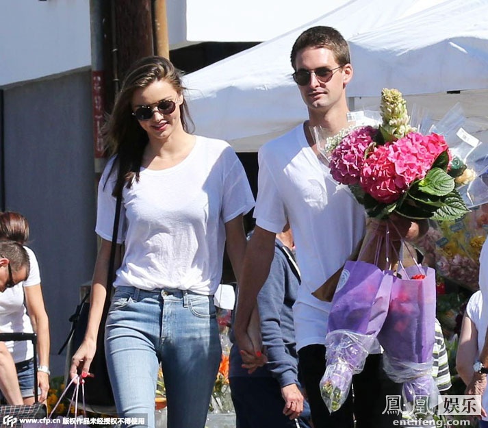 Hãng tin Phượng Hoàng giải trí cho hay, Miranda Kerr và tỷ phú Evan Spiegel đã tay trong tay tình cảm trên đường phố Los Angeles (Mỹ) mới đây. Đây là lần đầu tiên họ tình tứ công khai xuất hiện sau tin đồn hẹn hò.