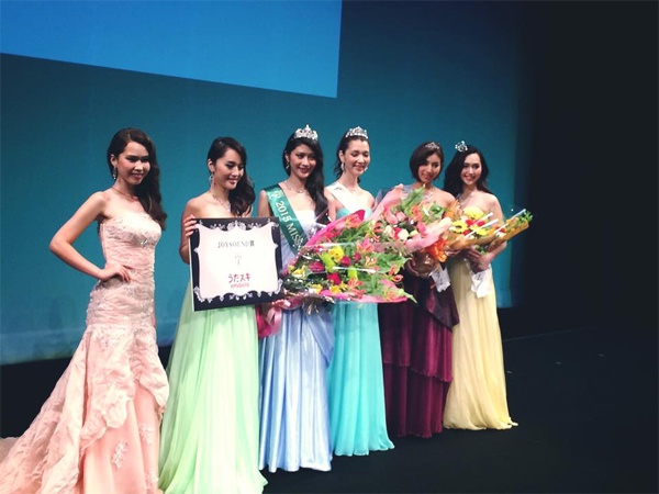 Trang Sina bình luận, trong khi các cuộc thi Hoa hậu Hàn gây ra tình trạng nhàm chán vì thẩm mỹ quá nhiều nên gương mặt các thí sinh gần như y chang thì Nhật Bản lại “tự nhiên nguyên sơ đến mức khó hiểu”.