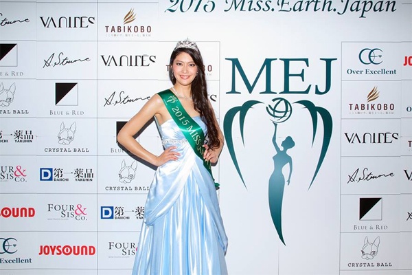 Là đại diện của Nhật Bản tại cuộc thi Hoa hậu Trái đất sắp diễn ra vào tháng 12, Ayano khiến dư luận trong nước ái ngại. Họ cho rằng, nếu không chỉnh răng, cô sẽ không có bất kỳ cơ hội nào tại đấu trường sắc đẹp quốc tế.