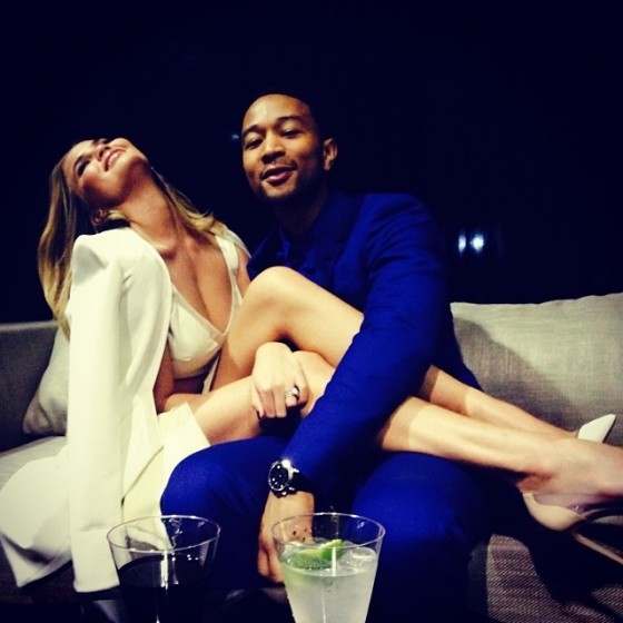 Khoảnh khắc đôi chân dài của Chrissy được John Legend ôm gọn trong lòng, cô cũng tranh thủ khoe vòng 1 khiến nhiều người ghen tỵ. Cặp vợ chồng ca sĩ – người mẫu thường xuyên thể hiện tình cảm trên mạng xã hội.