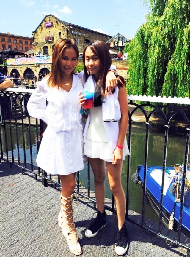 Trần Tú Linh bên con gái đầu. Thời gian này, cô không hề chia sẻ ảnh có mặt ông xã.