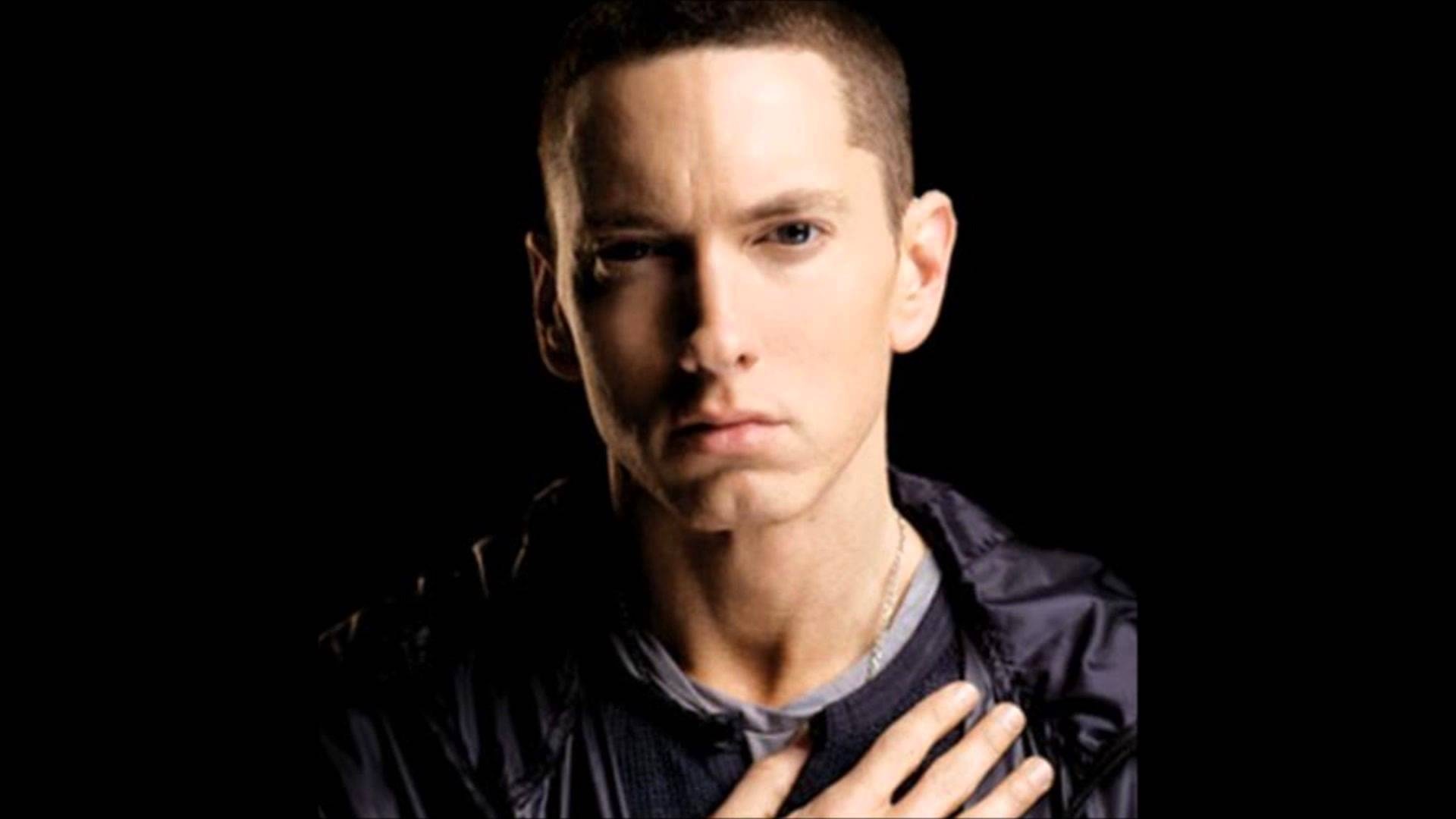 Rapper Eminem trông ngầu là vậy nhưng anh từng bị bắt nạt khi còn đi học. Một lần Eminem bị đánh đến mức bất tỉnh, hôn mê.