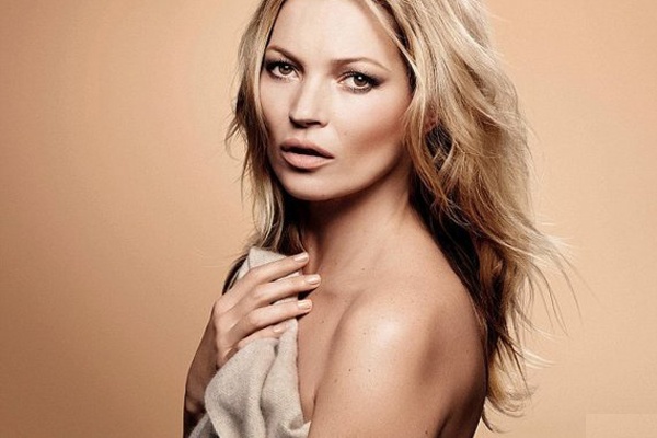 Kate Moss gia tu chup anh khoa than hinh anh