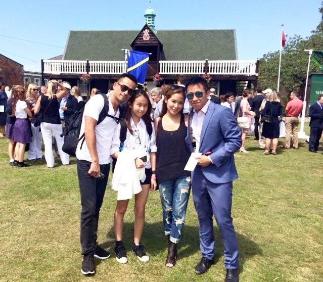 Châu Trác Hoa (ngoài cùng bên trái) và vợ không đứng cạnh nhau khi tới Anh.