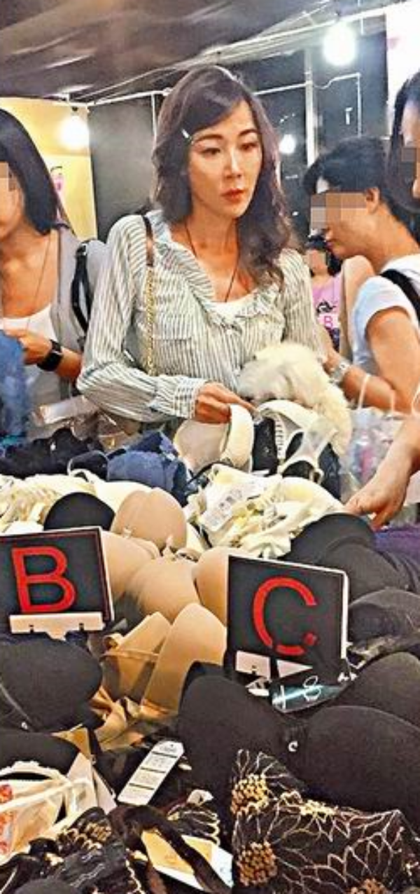 Tiêu Tường chăm chú đi mua đồ nội y giảm giá vào ngày 13/7.