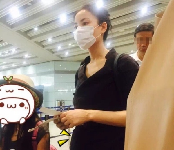 Vòng hai cồng kềnh của Vương Phi khi xuất hiện ở sân bay cách đây vài ngày khiến cô vướng nghi vấn có thai.