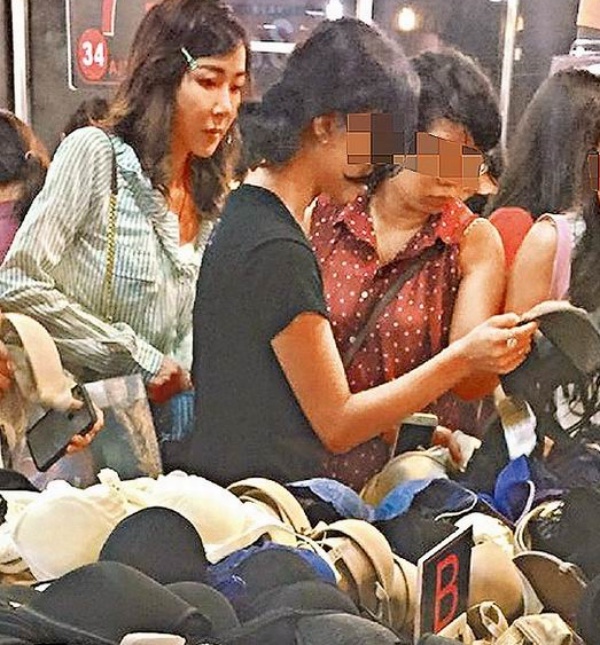 Tiêu Tường không khác biệt so với những người mua sắm cùng thời điểm.