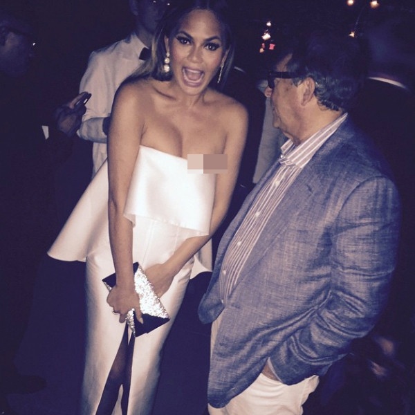 Tham dự sự kiện 2015 CFDA Fashion Awards vào tháng 6, Chrissy Teigen diện bộ đầm quây màu trắng gợi cảm. Tuy nhiên vì váy khá trễ nải nên chân dài suýt bị lộ ngực, chi tiết này được cô chia sẻ hài hước với cư dân mạng.