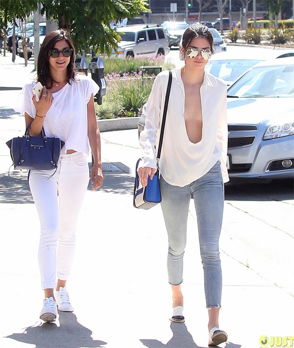 Trưa  14/7, người mẫu Kendall Jenner ra phố cùng một người bạn gái ở Los Angeles. Cả hai cùng diện đồ ăn ý với tông màu trắng, điểm nhấn là túi xách màu xanh cobalt.