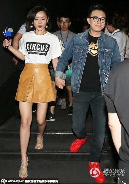 Tại Thiên Tân, hai diễn viên Đổng Thành Bằng và Viên San San đều có mặt đúng giờ. Họ tình cảm nắm tay nhau bước lên sân khấu. Khi sự kiện diễn ra khoảng vài phút, một nhân viên hậu trường đã lên nhắc nhở Đổng về trang phục của anh.