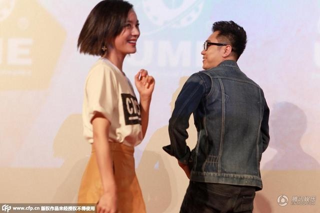 “Thánh cô” Nhậm Doanh Doanh của phiên bản Tân Tiếu ngạo giang hồ do Vu Chính sản xuất chỉ biết cười trừ sau đó.