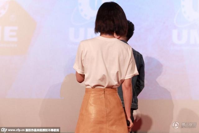 Cô khá nhanh trí đứng ra che chắn cho đồng nghiệp sau vài khoảnh khắc lúng túng. Nhiều phóng viên có mặt ca ngợi người đẹp có tố chất nữ hiệp trong đời thường.