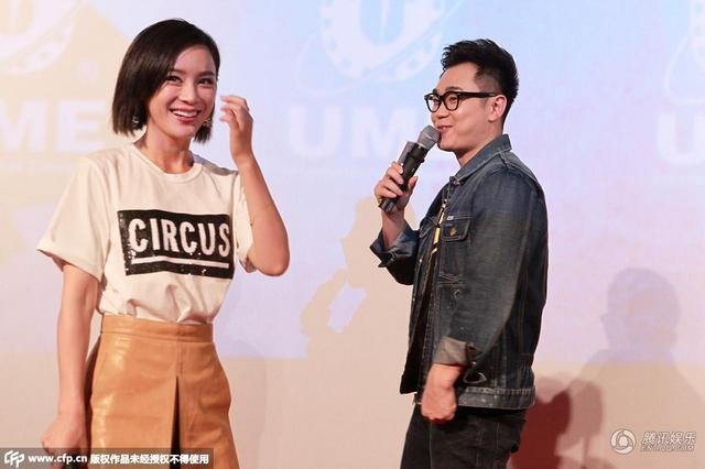 Viên San San không giấu sự luống cuống khi phát hiện ra đồng nghiệp nam họ Đổng quên kéo khóa quần và đang cân chỉnh lại.