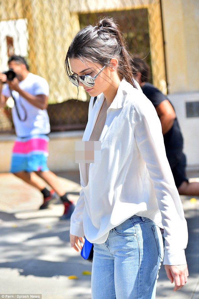  Chân dài 19 tuổi gây chú ý khi mặc chiếc áo sơ mi trắng với đường cắt sâu và khá rộng. Khi nhìn nghiêng, dễ dàng nhận thấy vòng 1 lấp ló sau lớp vải. Kendall đang là người mẫu ăn khách trong các show trình diễn thời trang gần đây. Sự xuất hiện của người đẹp thu hút nhiều ống kính máy ảnh.