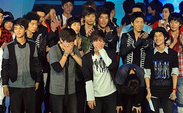 Các thành viên của SHINee đã vỡ òa khi 123 ngày làm việc chăm chỉ được đền đáp. Họ đã đánh bại đàn anh FT.Island với đĩa đơn Love Like Oxygen trên chương trình M Countdown (Mnet).