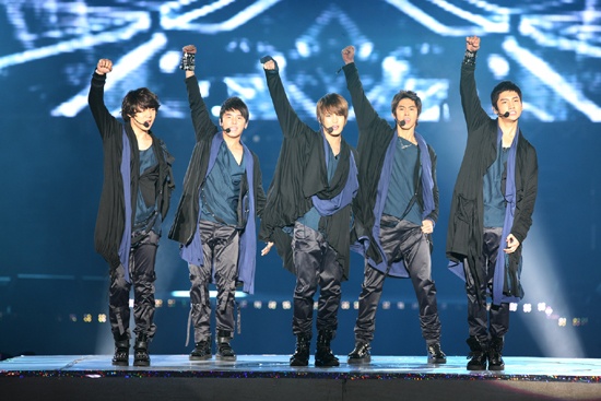 Năm 2004, thời điểm vẫn còn 5 thành viên, chiến thắng đầu tiên của TVXQ trên mặt trận Kpop chính là Inkigayo (SBS) với đĩa đơn đầu tiên Hug. Nhóm đã phải mất 74 ngày để có được danh hiệu no.1 này.