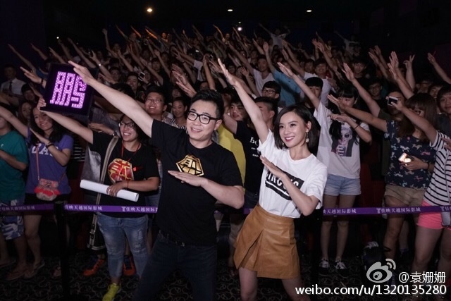 Viên San San và Đổng Thành Bằng chụp ảnh kỷ niệm với người hâm mộ. Được biết, cặp sao sẽ cùng hợp tác trong bộ phim Tiên bính hiệp.