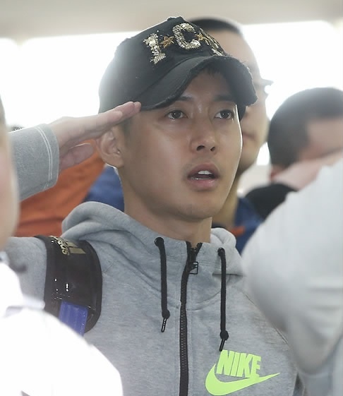 Kim Hyun Joong ngày nhập ngũ.