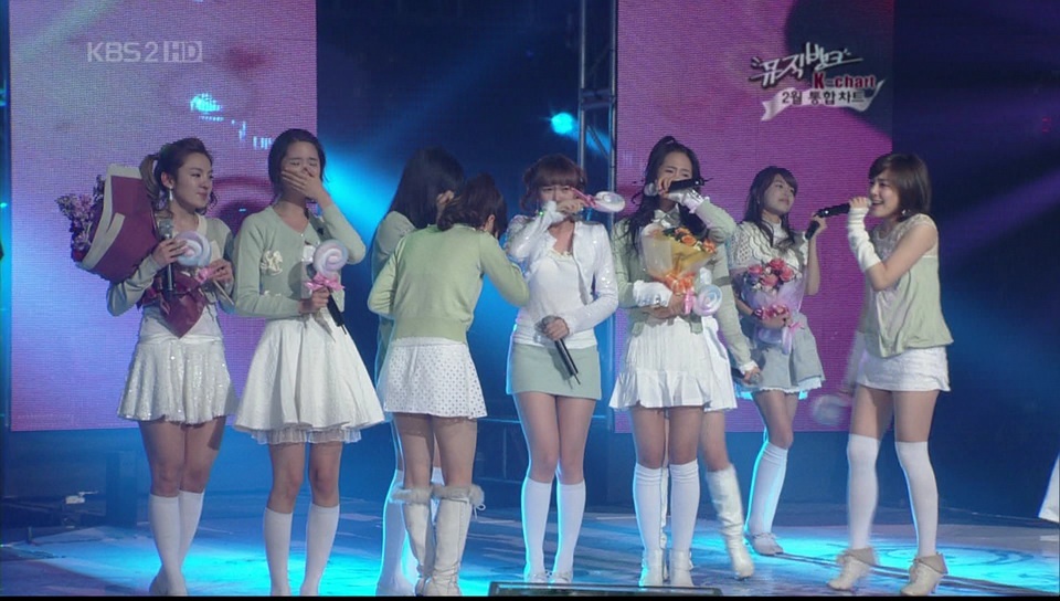 Thành công đầu tiên của nhóm nhạc quốc dân SNSD được đánh dấu vào ngày 29/2/2008 trong chương trình Music Bank (KBS). 9 cô gái nhận vinh dự nhờ đĩa đơn Kissing You. Để có được chiếc cúp đầu tiên, nhóm phải nỗ lực suốt 208 ngày kể từ khi ra mắt vào tháng 8/2007.