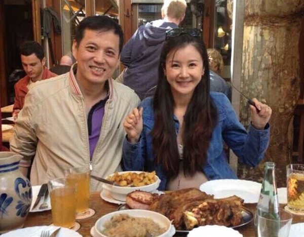 Tôn Phi Phi khác lạ bên ông xã.