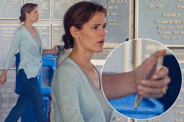 Jennifer Garner đeo nhẫn cưới khi đóng phim ở Atlanta.