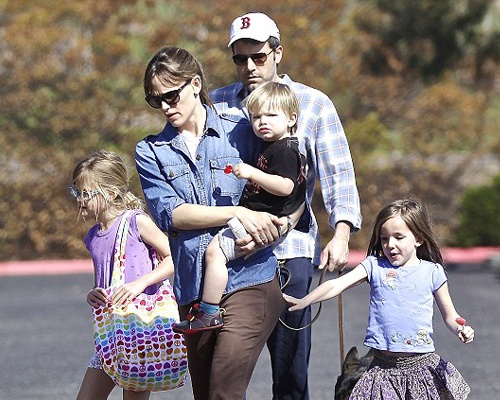 Vo chong Ben Affleck van deo nhan cuoi vi cac con hinh anh