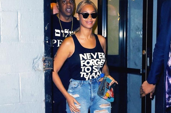 Mot jeans rach ca tinh va 'noi loan' cua sao hinh anh