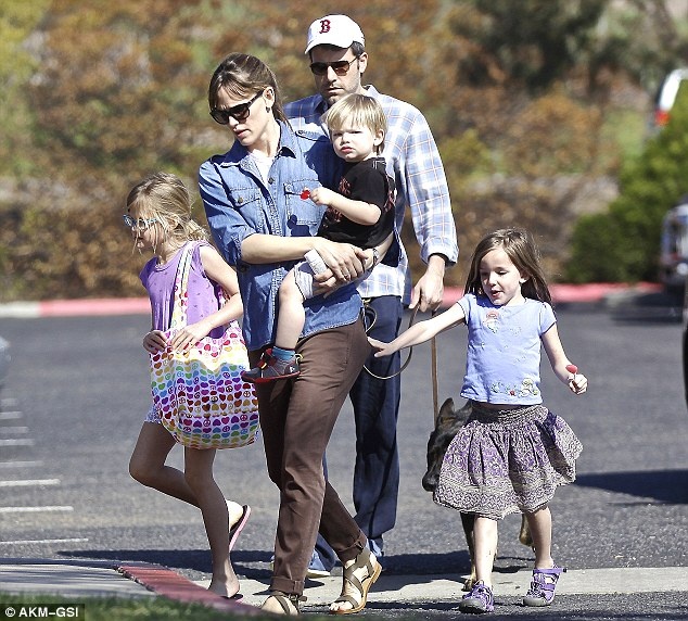 Gia đình hạnh phúc của cặp đôi Ben - Jen khi chưa chia tay.