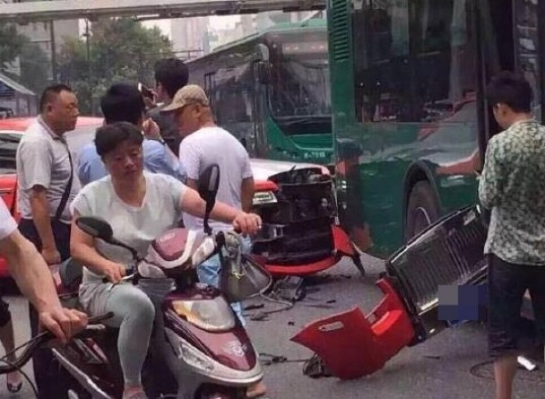 Xe sang màu đỏ của Psy đâm vào xe bus và hư hại vật chất đáng kể.