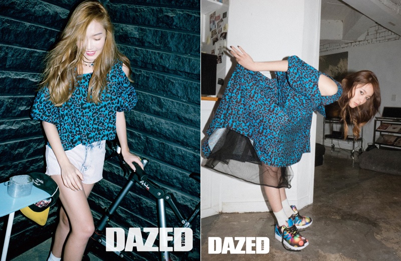 Hai chị em Jessica – Krystal Jung vô tình mặc chung áo khoét vai họa tiết da báo của pushBUTTON. Hở vai đang là xu hướng thời trang hè 2015. Jessica đem đến vẻ năng động, nữ tính với quần shorts jeans. Cô em gái Krystal phối với chân váy cùng chi tiết, tạo nên trang phục hoàn chỉnh, cá tính hơn nhờ đôi sneakers. 