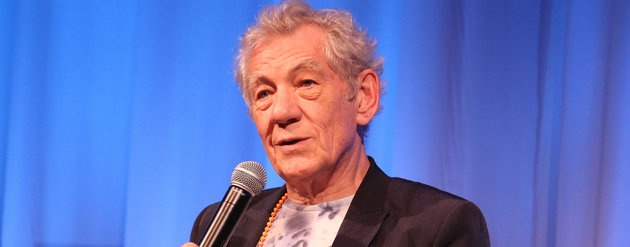 Sir Ian McKellen Recites Lyrics From Taylor Swift & Bruno Mars Songs hinh anh