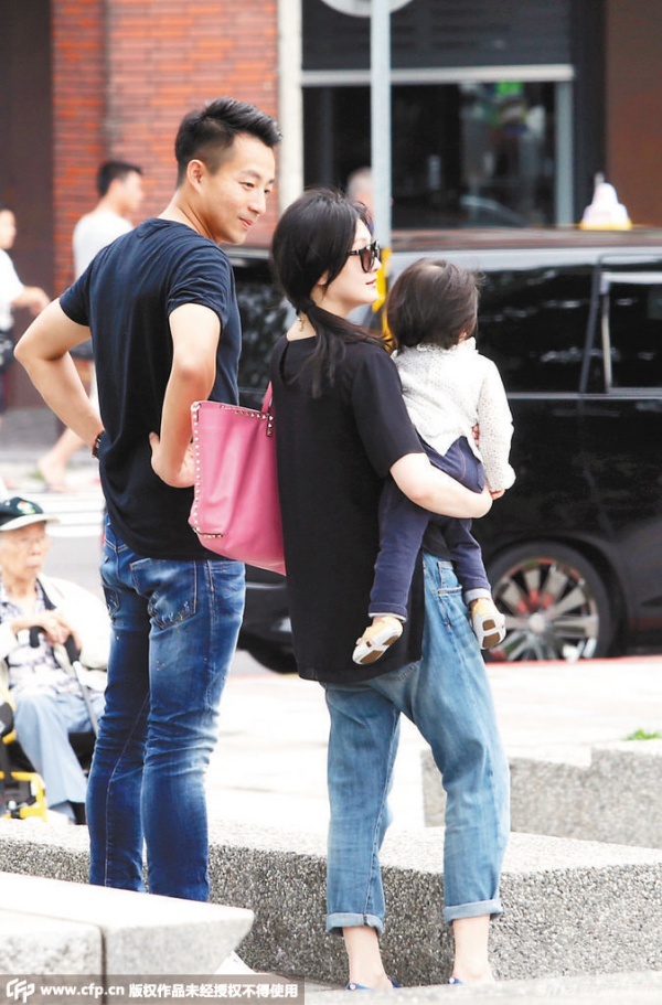 Vợ chồng Đại S xuất hiện trên đường phố mới đây.