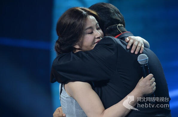 Họ ôm nhau khóc ngày gặp lại sau nhiều năm ly hôn.