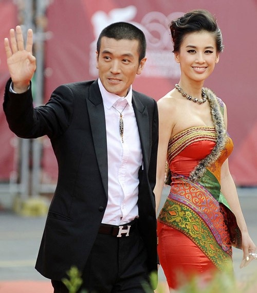 Dương Tử và Huỳnh Thánh Y quan hệ tình cảm từ nhiều năm nay khiến cô bị tiếng hồ ly. Gần đây, họ mới xác nhận việc cưới bí mật nhiều năm trước.