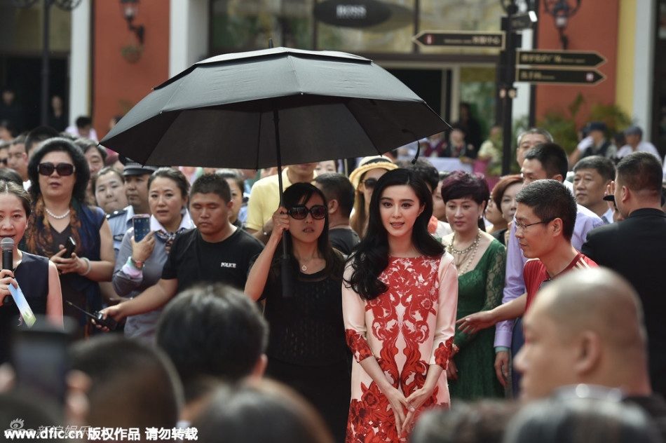 Nhiều khán giả cho rằng mọi sự kiện có mặt Phạm Băng Băng đều được ban tổ chức “làm quá”.