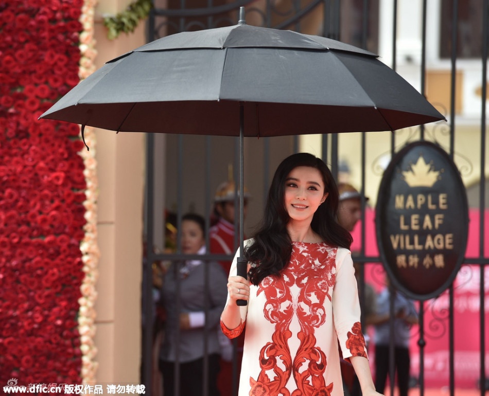 Một khoảnh khắc hiếm hoi Phạm Băng Băng phải tự cầm ô.