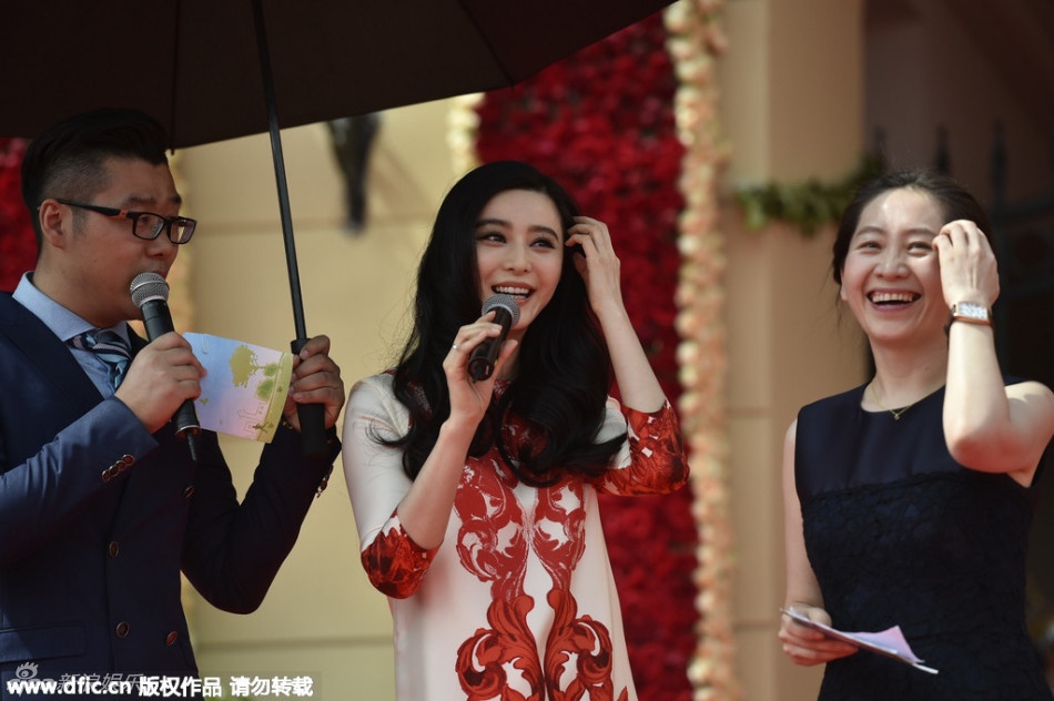 Ngay cả khi lên sân khấu, cô cũng được o bế. MC của chương trình chủ động cầm ô suốt buổi phỏng vấn. Trong khi đồng nghiệp nữ khác của anh này không được chăm sóc tận tình như thế.