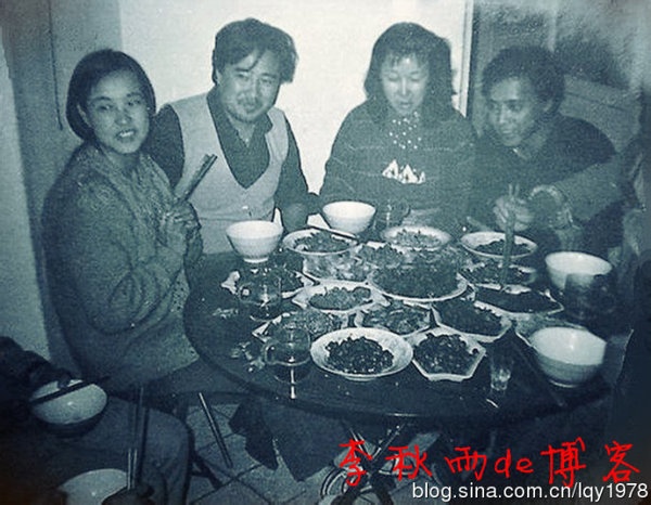 Lưu Hiểu Khánh và Trần Quốc Quân (thứ hai từ trái sang) ngày còn hạnh phúc.