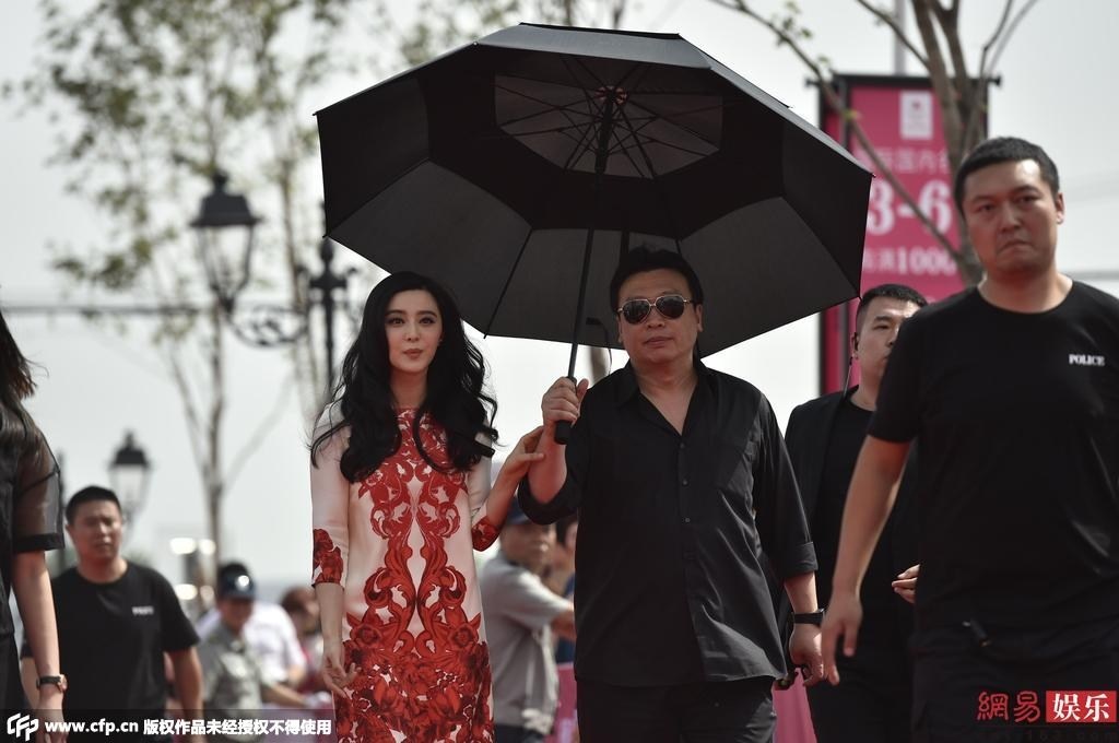 Nữ diễn viên liên tục được chăm sóc cẩn thận. Cô luôn được che chắn trong từng bước di chuyển.