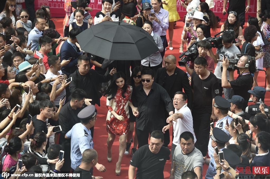 Cô xuất hiện đúng giờ trong sự chờ đợi của hàng trăm khán giả. Giữa rừng phóng viên, người hâm mộ, Phạm Băng Băng gặp khó khăn khi di chuyển. Hình ảnh cô được quản lý cầm ô che, vài trợ lý đi cùng dọn đường chẳng khác nào nữ hoàng xưa kia.