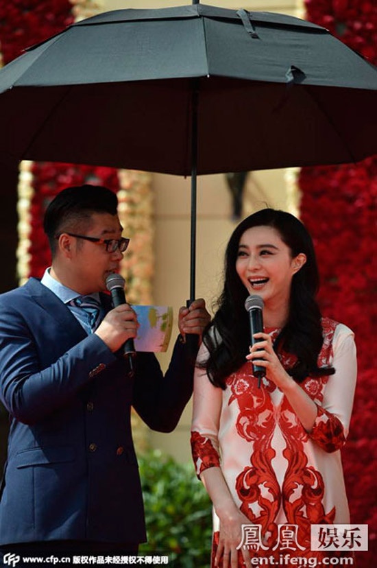 Nữ diễn viên chia sẻ sự hạnh phúc khi có mặt tại Cáp Nhĩ Tân với sự chào đón của đông đảo khán giả.