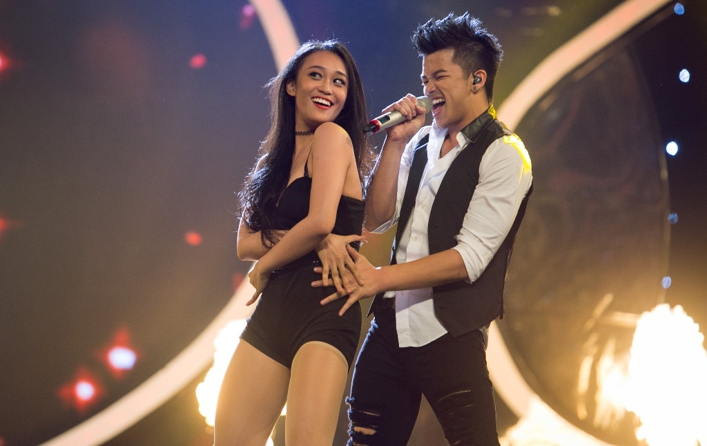 Trọng Hiếu khép lại đêm diễn với bản hit The Way You Make Me Feel của Michael Jackson. Bên cạnh giọng hát, hot boy Việt kiều còn tranh thủ khoe những bước nhảy điêu luyện - thứ từng giúp anh nhận được nhiều tình cảm yêu mến từ khán giả truyền hình - bên vũ công Kim Anh. Mark Walton nhận định: “Lần trước, tôi có nói, em là thí sinh đã sẵn sàng bước ra thế giới. Hôm nay, em quả thật là một siêu sao”.