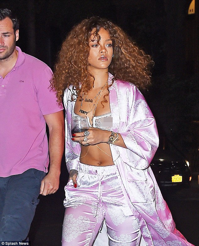 Tháp tùng Rihanna là một vệ sỹ cũng mặc áo hồng cùng tông màu. Gần đây Rihanna ra mắt MV B**ch Better Have My Money gây ấn tượng mạnh bởi nội dung táo bạo, đẫm máu. Tuy nhiên có nguồn tin tiết lộ nữ ca sĩ 27 tuổi không hài lòng về mức độ rình rang của ca khúc mới này.