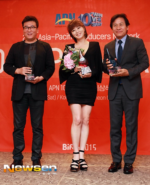 APN Award là giải thưởng do các nhà sản xuất phim chọn ra để trao cho những cá nhân có đóng góp lớn cho điện ảnh châu Á. Ngoài Kim Hye Soo, nam diễn viên Ahn Sung Ki và đạo diễn JK Youn cũng nhận được vinh dự này.